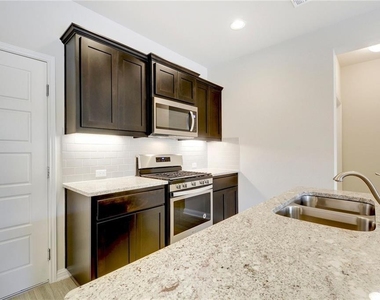 13800 Lyndhurst St - Photo Thumbnail 15
