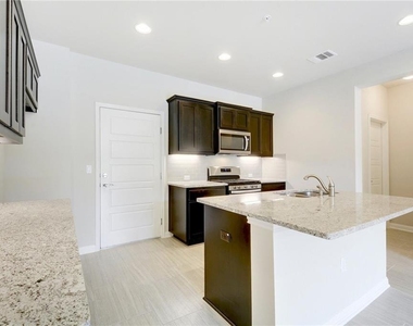 13800 Lyndhurst St - Photo Thumbnail 11
