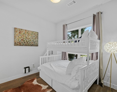 1902 E 8th St - Photo Thumbnail 21