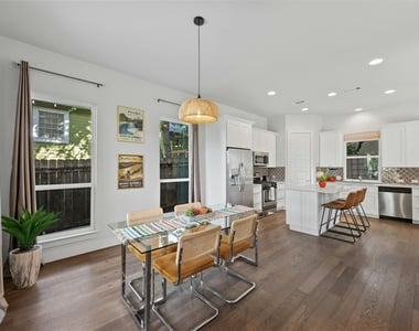 1902 E 8th St - Photo Thumbnail 10
