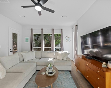 1902 E 8th St - Photo Thumbnail 3