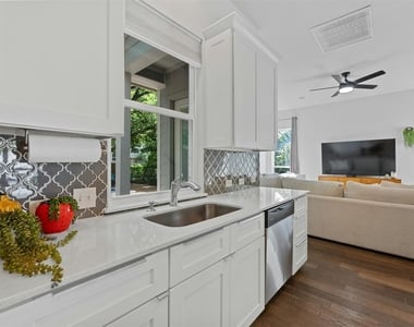 1902 E 8th St - Photo Thumbnail 8