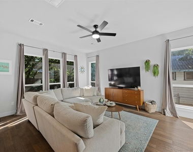 1902 E 8th St - Photo Thumbnail 2