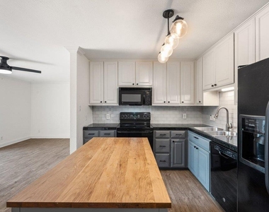 2500 Steck Ave - Photo Thumbnail 8
