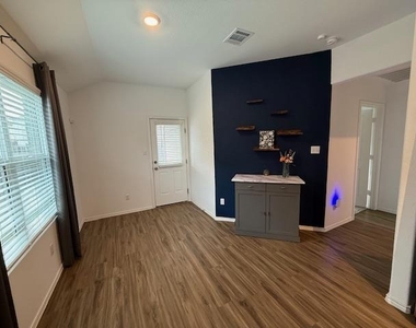 204 Longbridge Dr - Photo Thumbnail 7
