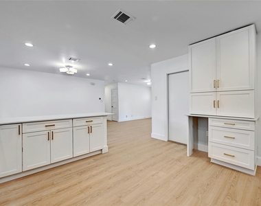 2604 Berkett Dr - Photo Thumbnail 9
