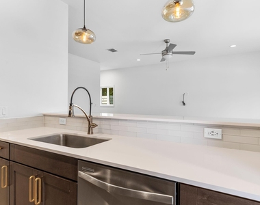 2101 Montopolis Dr - Photo Thumbnail 8