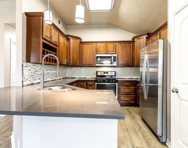 1003 Hyridge St - Photo Thumbnail 2