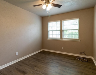1003 Hyridge St - Photo Thumbnail 8