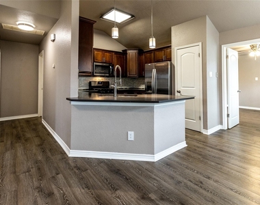 1003 Hyridge St - Photo Thumbnail 3