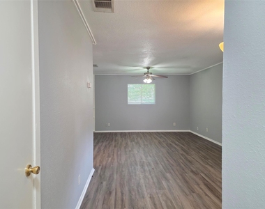 1811 Magnolia Dr - Photo Thumbnail 2