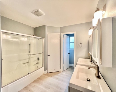 11502 Toledo Dr - Photo Thumbnail 13