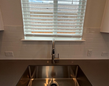 593 Tailwind Dr - Photo Thumbnail 16