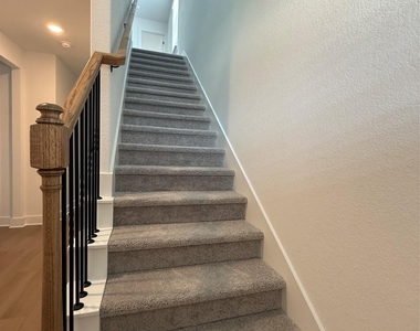 593 Tailwind Dr - Photo Thumbnail 4