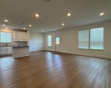 593 Tailwind Dr - Photo Thumbnail 11