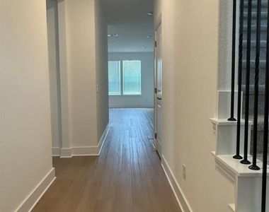 593 Tailwind Dr - Photo Thumbnail 5