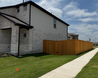 593 Tailwind Dr - Photo Thumbnail 1