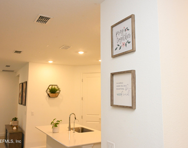633 Superior Boulevard - Photo Thumbnail 10