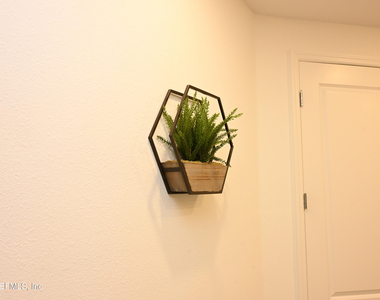 633 Superior Boulevard - Photo Thumbnail 36