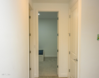 633 Superior Boulevard - Photo Thumbnail 17