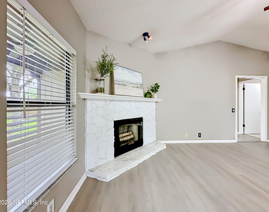 341 Hickory Hollow Drive N - Photo Thumbnail 6