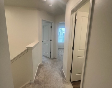285 Lakeshore Drive - Photo Thumbnail 14