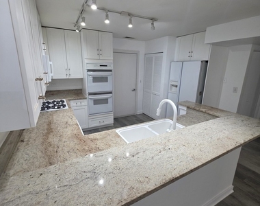 1812 S Dearborn Street - Photo Thumbnail 7