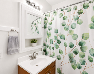 658 W Oakdale Avenue - Photo Thumbnail 6