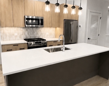 904 W Dakin Street - Photo Thumbnail 1