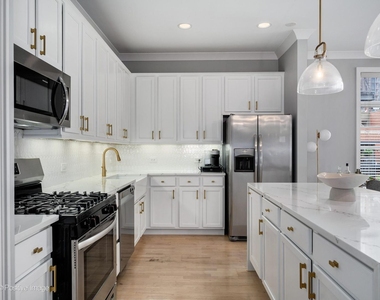550 W Fulton Street - Photo Thumbnail 8