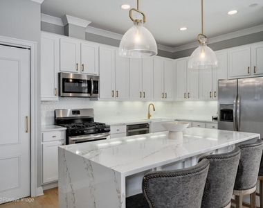 550 W Fulton Street - Photo Thumbnail 9