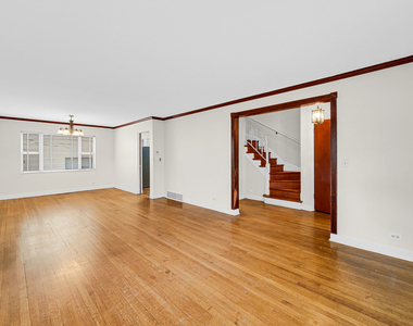 7248 N Ridge Boulevard - Photo Thumbnail 4