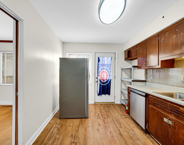7248 N Ridge Boulevard - Photo Thumbnail 10