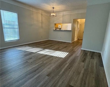 1306 Wedgewood Court - Photo Thumbnail 4