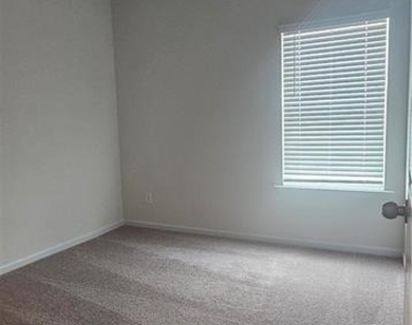 188 Graham Circle - Photo Thumbnail 10