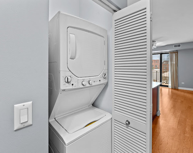451 W Huron Street - Photo Thumbnail 15