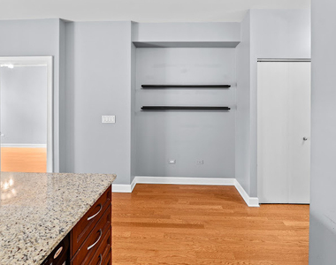 451 W Huron Street - Photo Thumbnail 6