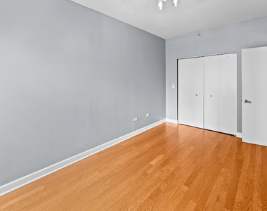451 W Huron Street - Photo Thumbnail 12