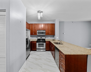 451 W Huron Street - Photo Thumbnail 4
