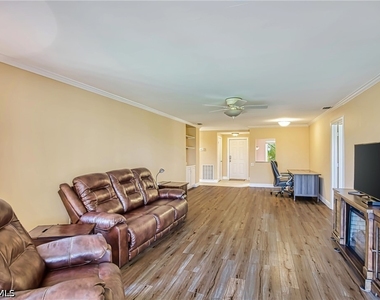 7402 Lake Breeze Drive - Photo Thumbnail 10