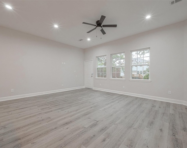 2528 S Texas Avenue Street - Photo Thumbnail 10