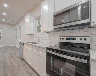 2528 S Texas Avenue Street - Photo Thumbnail 21