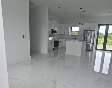 515 Croydon Avenue S - Photo Thumbnail 2