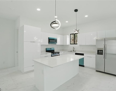 472 Rajah Street - Photo Thumbnail 4