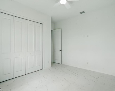 472 Rajah Street - Photo Thumbnail 13