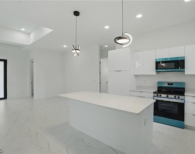 472 Rajah Street - Photo Thumbnail 7