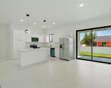 472 Rajah Street - Photo Thumbnail 8