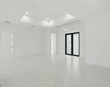 472 Rajah Street - Photo Thumbnail 2