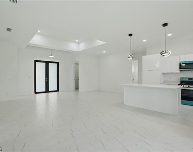 472 Rajah Street - Photo Thumbnail 3