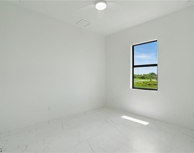 472 Rajah Street - Photo Thumbnail 18